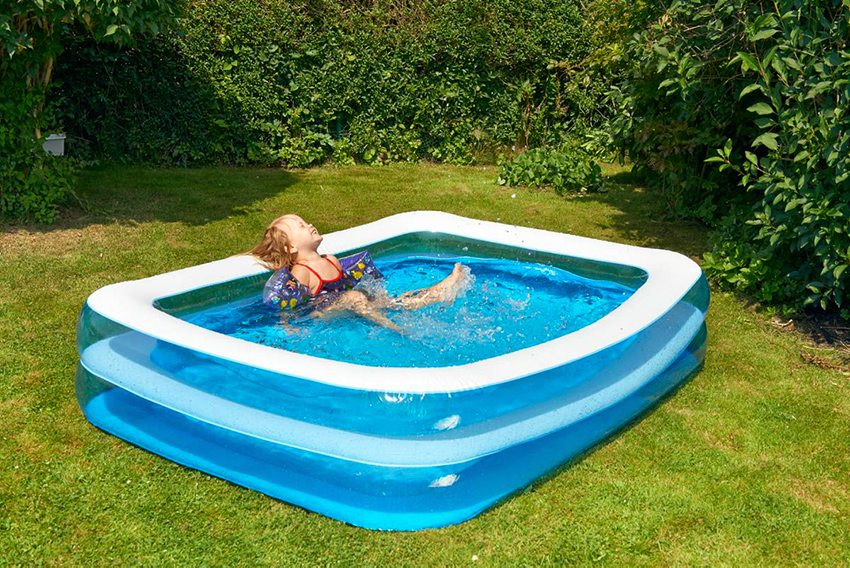Небольшой надувной бассейн для детей